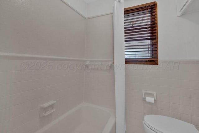 145 N Kingwood St, Hereford, TX 79045 - bathroom featuring wainscoting, toilet, a washtub, and tile walls