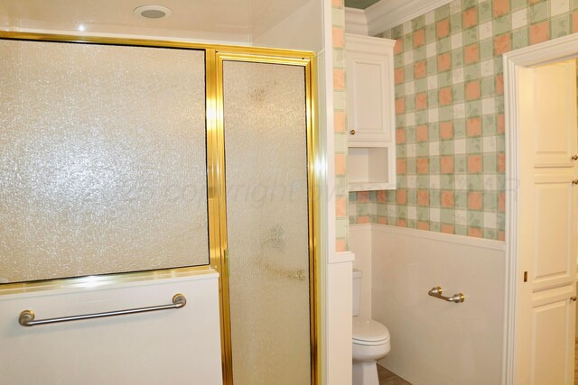 5105 Olsen Cir, Amarillo, TX 79106 - bathroom with a stall shower and wallpapered walls