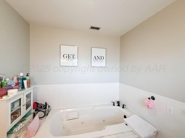 2209 N Beech Ln, Pampa, TX 79065 - full bath with a whirlpool tub