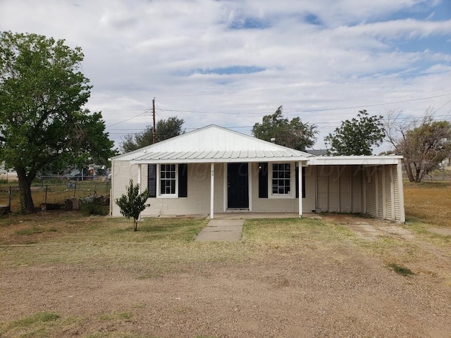 view of front of home featuring a front yard and a carport