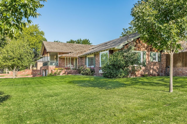 view of front of house with a front lawn