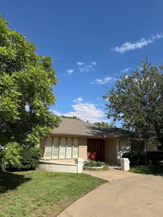 ranch-style house with a front yard