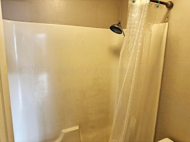 room details featuring a shower with shower curtain