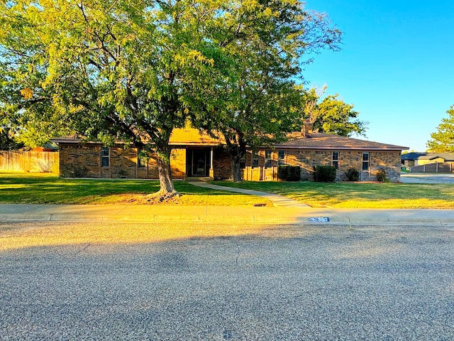 view of front of home featuring a front yard