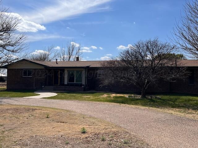 ranch-style house featuring a front lawn