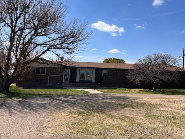 ranch-style house featuring a front lawn