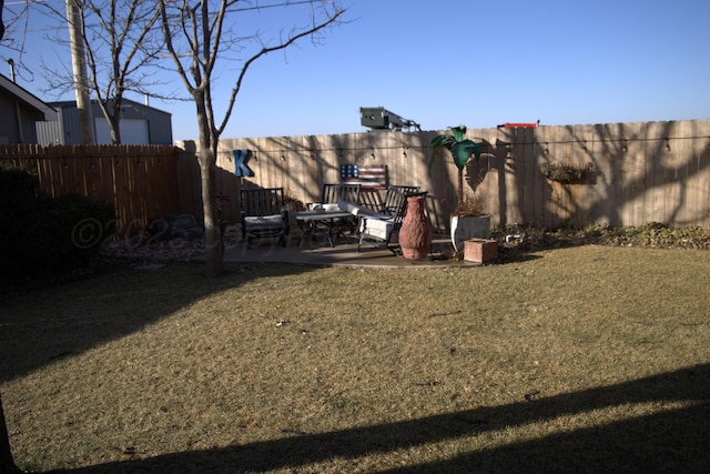 view of yard featuring a patio