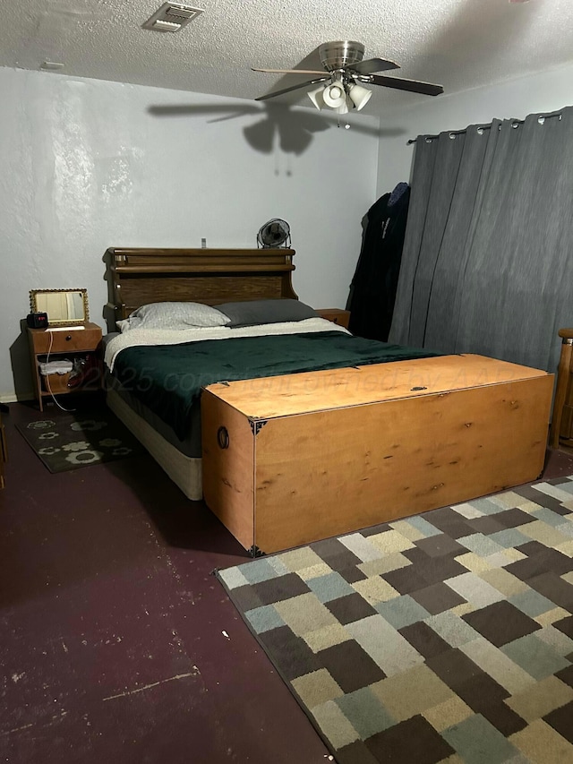 1026 S Eastern St, Amarillo, TX 79104 - bedroom with a textured ceiling and ceiling fan