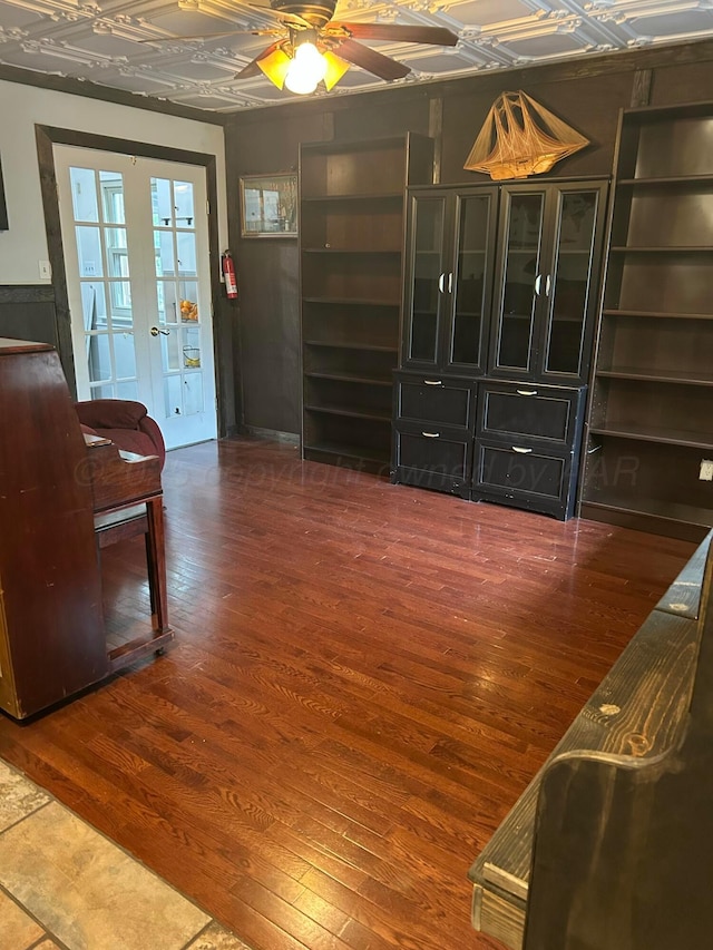 1026 S Eastern St, Amarillo, TX 79104 - living room with an ornate ceiling, hardwood / wood-style floors, and ceiling fan