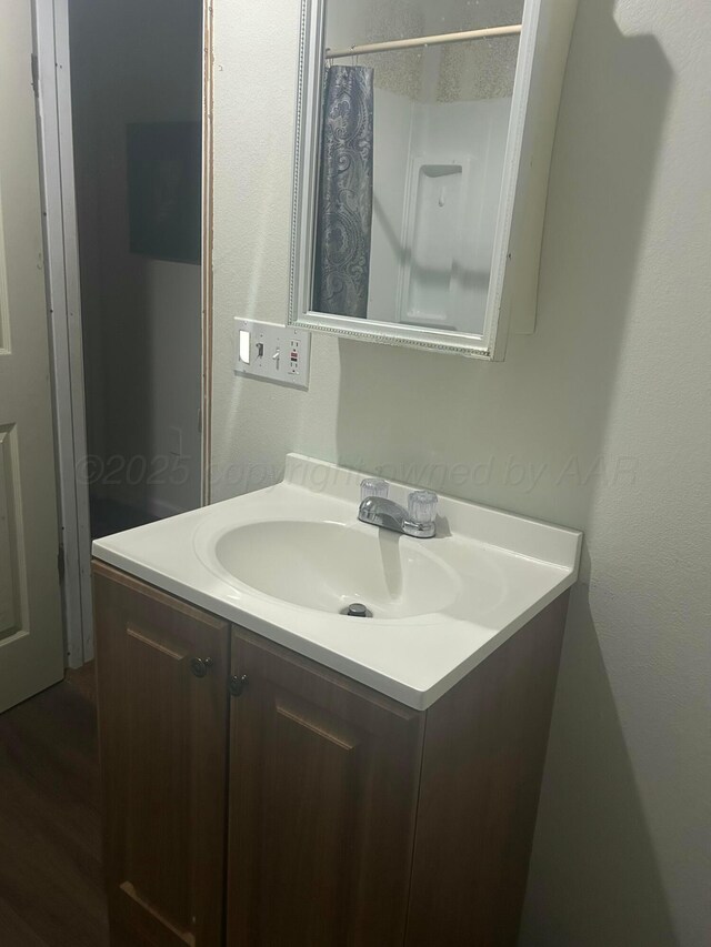 1026 S Eastern St, Amarillo, TX 79104 - bathroom with vanity and curtained shower