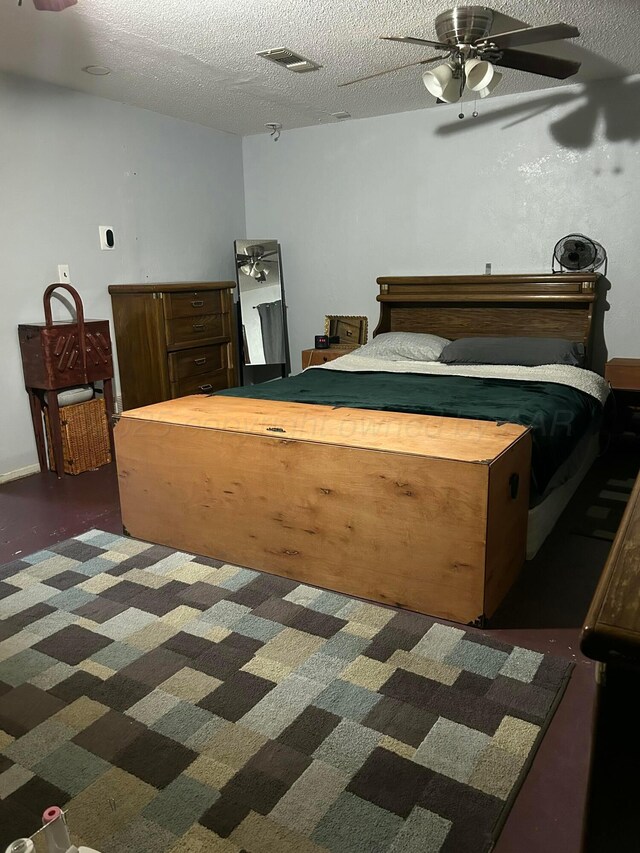 1026 S Eastern St, Amarillo, TX 79104 - bedroom featuring a textured ceiling and ceiling fan