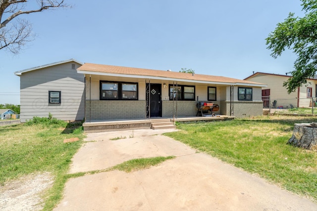 2738 Palm St, Amarillo, TX 79107 - ranch-style home with brick siding and a porch