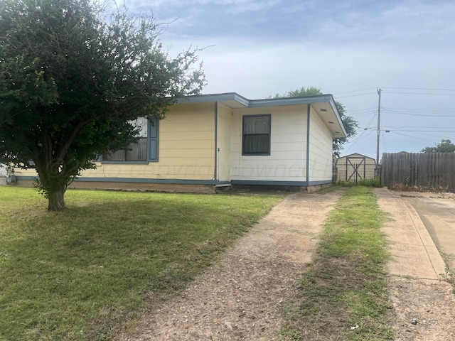 905 Harrington St, Borger, TX 79007 - view of front of home featuring driveway and a front yard