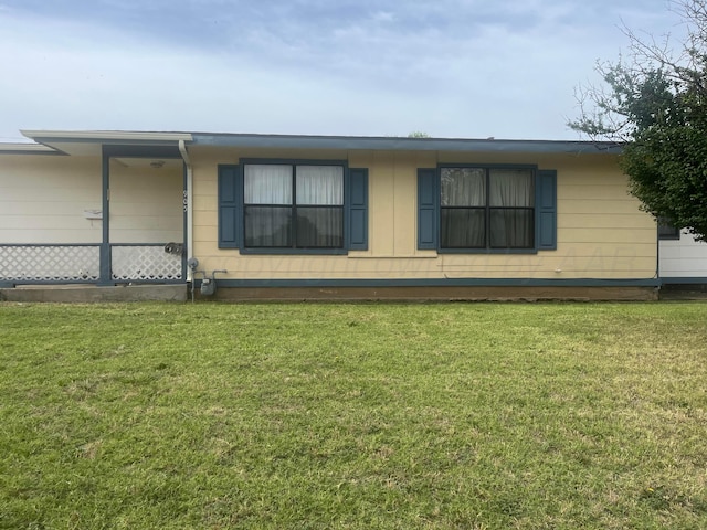 905 Harrington St, Borger, TX 79007 - view of front of home with a front lawn