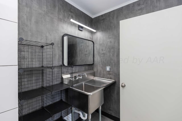 bathroom with ornamental molding