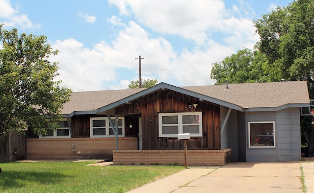 2924 Carter St, Amarillo, TX 79103 - ranch-style home with roof with shingles, a front yard, a porch, and board and batten siding