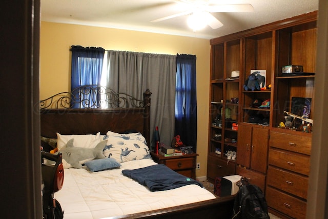 2924 Carter St, Amarillo, TX 79103 - bedroom featuring a ceiling fan