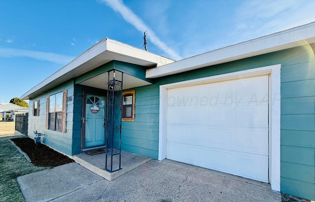 view of front facade with a garage and driveway