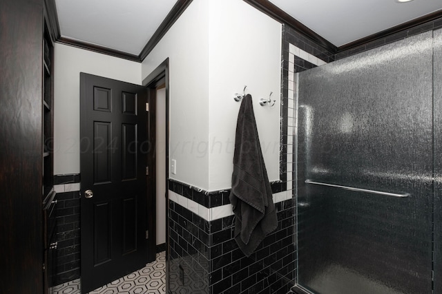 bathroom with tiled shower, ornamental molding, and tile walls