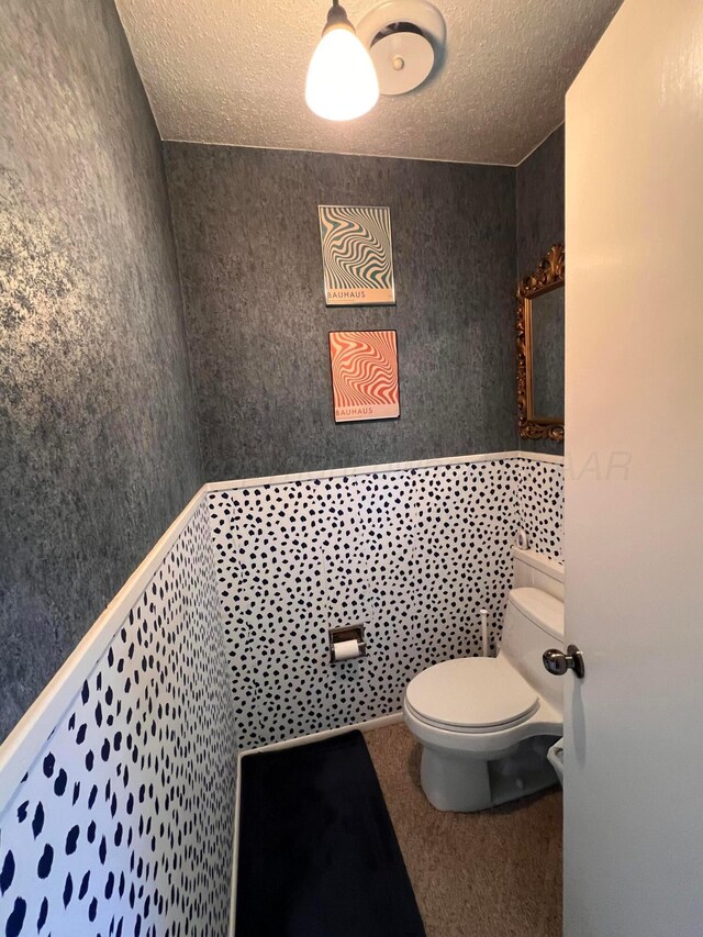1400 16th St, Hereford, TX 79045 - half bath featuring toilet and a textured ceiling