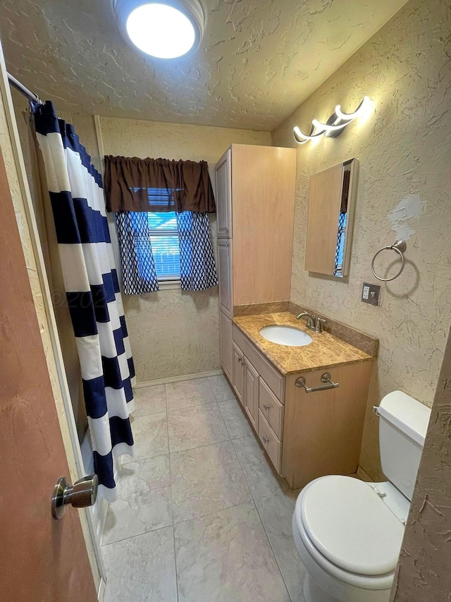 bathroom featuring a shower with shower curtain, a textured ceiling, vanity, and toilet