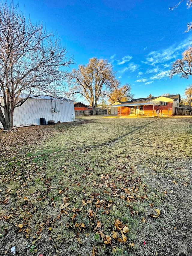 view of yard featuring an outbuilding