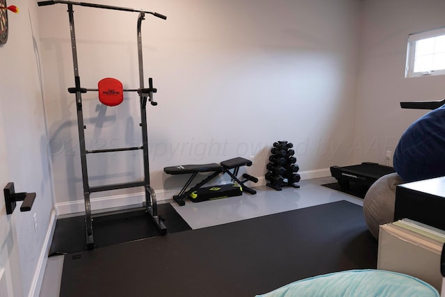 exercise room featuring baseboards