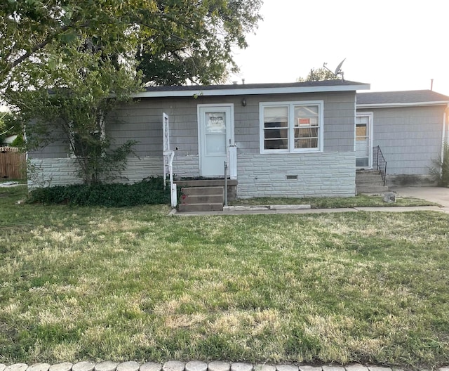 913 N Tennessee St, Amarillo, TX 79106 - ranch-style house featuring entry steps, a front yard, and stone siding