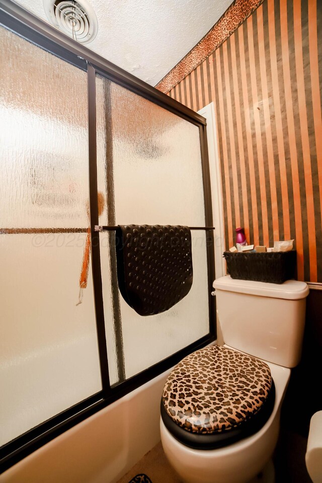 4204 Harmony St, Amarillo, TX 79109 - bathroom featuring wallpapered walls and enclosed tub / shower combo