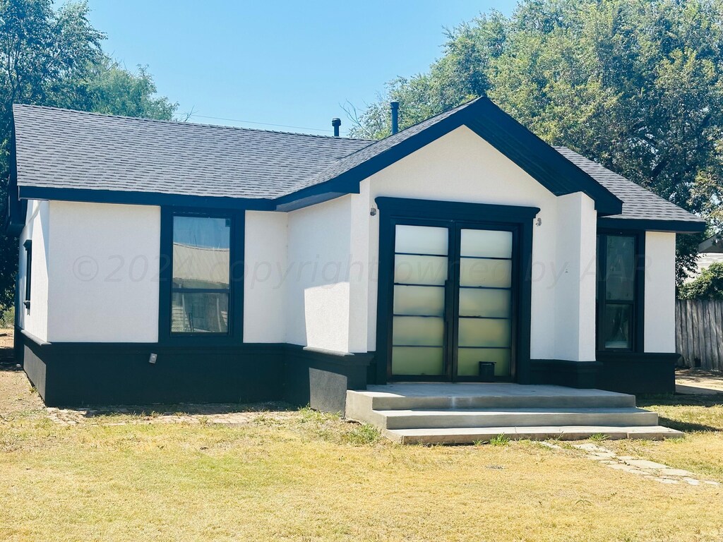 view of front of home with a front yard