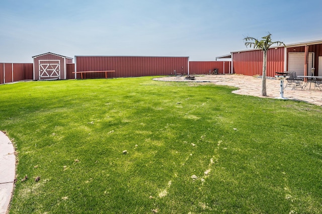 view of yard featuring an outbuilding