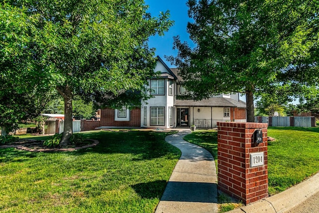 view of front of property featuring a front yard