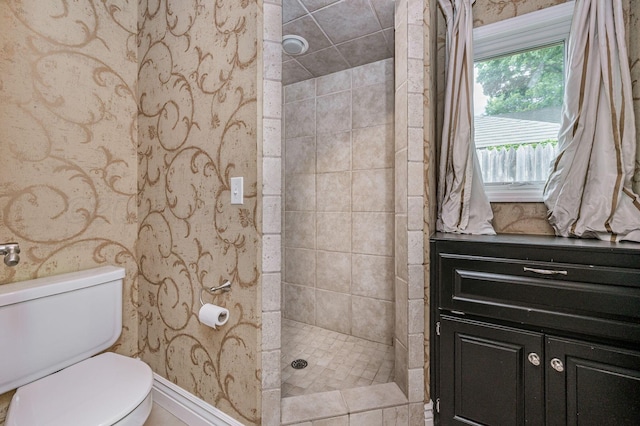 7723 Stuyvesant Ave, Amarillo, TX 79121 - full bath with wallpapered walls, tiled shower, toilet, vanity, and baseboards