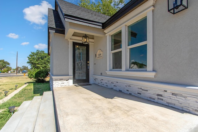818 N Someville St, Pampa, TX 79065 - entrance to property featuring a shingled roof, a patio area, and stucco siding