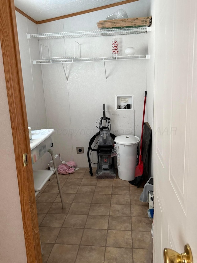 1046 S Farley St, Pampa, TX 79065 - washroom with washer hookup, hookup for an electric dryer, and crown molding