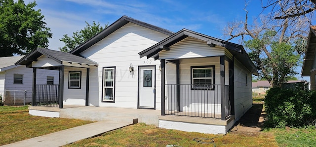 702 S Prospect St, Amarillo, TX 79106 - shotgun-style home featuring covered porch and a front lawn