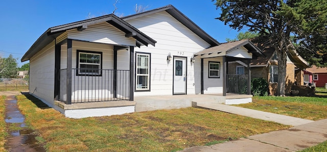 702 S Prospect St, Amarillo, TX 79106 - view of front of home featuring covered porch and a front yard