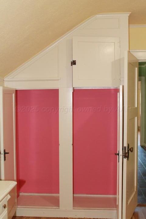 details featuring crown molding