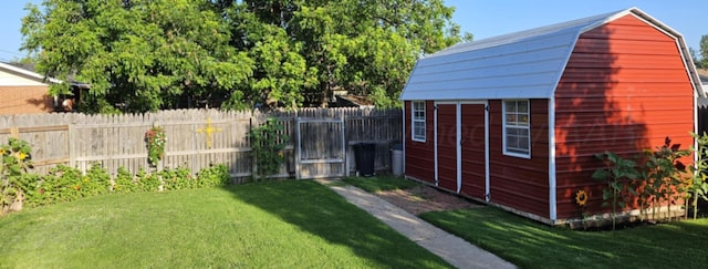 view of yard with an outbuilding and fence