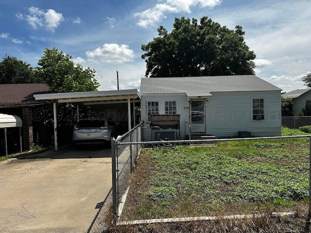 206 Dolomita St, Borger, TX 79007 - ranch-style home featuring concrete driveway, entry steps, and a carport