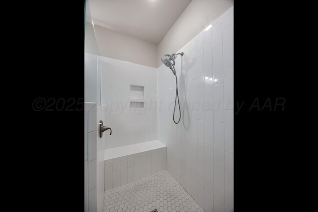 full bathroom featuring a tile shower