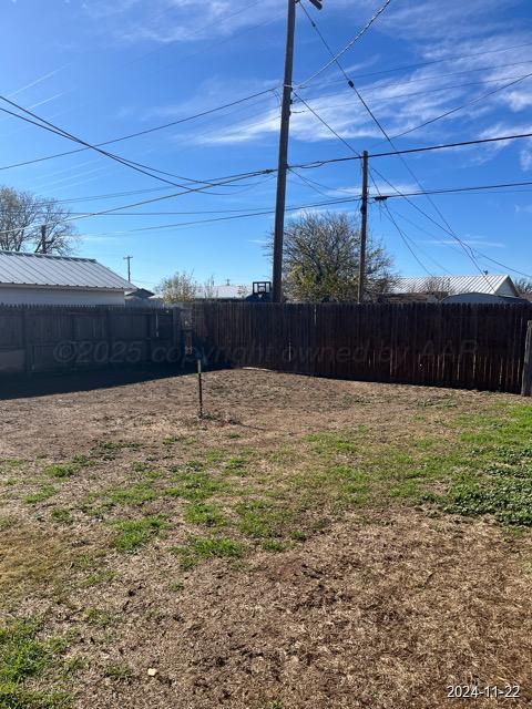 Listing photo 2 for 605 NW 6th St, Dimmitt TX 79027