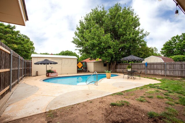 7133 Birkshire Dr, Amarillo, TX 79109 - view of pool featuring a patio area, an outdoor structure, and a fenced backyard