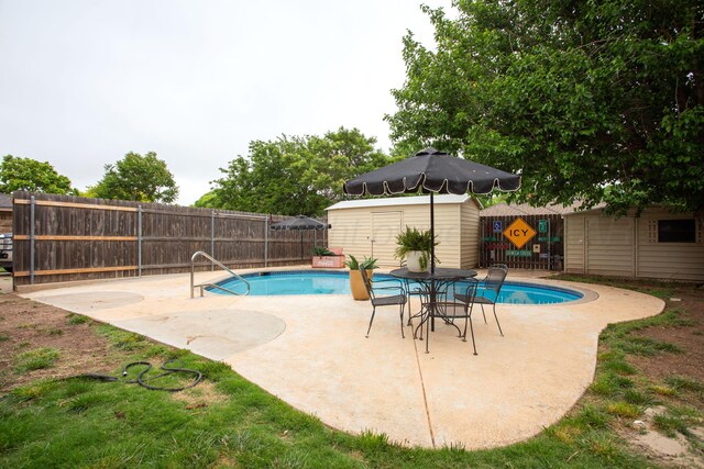 7133 Birkshire Dr, Amarillo, TX 79109 - view of swimming pool featuring a fenced backyard and a patio area