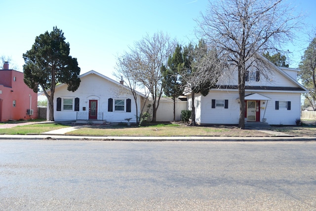 view of front of home featuring a front yard