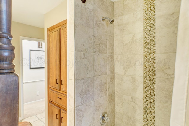 bathroom featuring tiled shower / bath and tile patterned floors