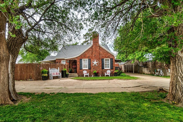 view of front of house featuring a front yard