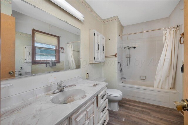 709 Franklin Ave, Panhandle, TX 79068 - bathroom with wood finished floors, shower / bath combination with curtain, toilet, and vanity