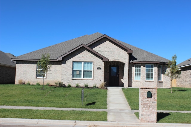 view of front facade featuring a front yard