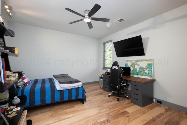 1600 S Milam St, Amarillo, TX 79102 - bedroom with light wood-style floors, an office area, baseboards, and ceiling fan